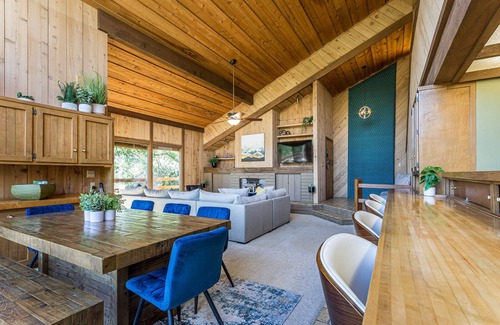 Three Rivers House | Nested near the Sequoia National Park, the Mountain Top home offers great views