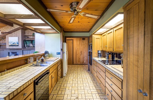 Three Rivers House | Nested near the Sequoia National Park, the Mountain Top home offers great views