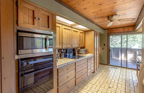 Three Rivers House | Nested near the Sequoia National Park, the Mountain Top home offers great views