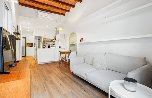 Hostafrancs Apartment | Nestled in the vibrant heart of Barcelona, just a stone's throw away from Plaza Espanya