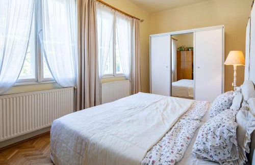 Gellert Hill Apartment | Nestled Romance, Buda's Hilltop Heaven