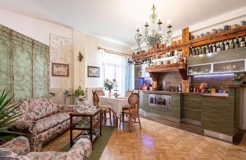 Gellert Hill Apartment | Nestled Romance, Buda's Hilltop Heaven
