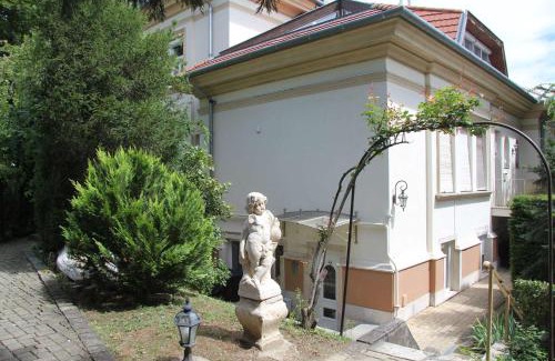 Gellert Hill Apartment | Nestled Romance, Buda's Hilltop Heaven