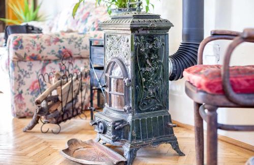 Gellert Hill Apartment | Nestled Romance, Buda's Hilltop Heaven