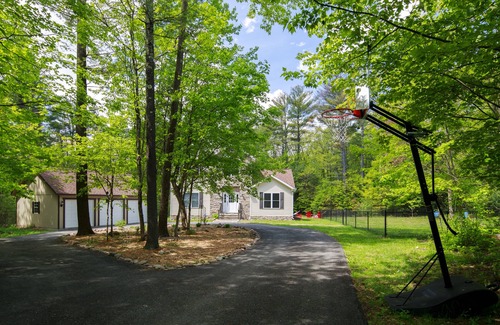 Saugerties House | *Net Zero emissions house - hot tub, firepit, dog park, near Hunter MT