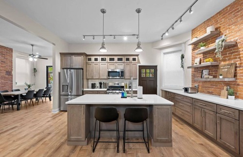 Point Breeze North House | Netflix+Free Parking+BBQ+Games Near Bakery Square