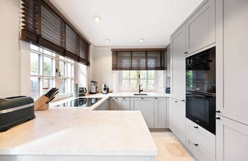List House | Neubau. Familie. Bäderstil
