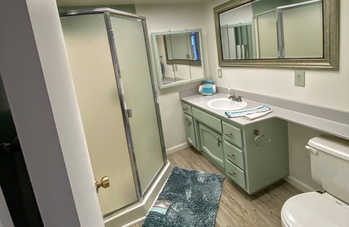 Roseville House | New 1 bed 1 bath Comfortable Adorable Bright property. Very Centrally Located