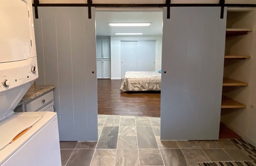 Roseville House | New 1 bed 1 bath Comfortable Adorable Bright property. Very Centrally Located