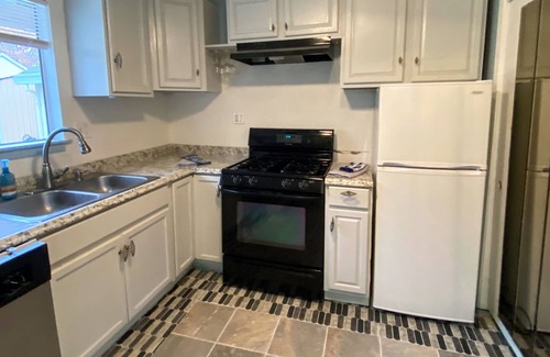 Roseville House | New 1 bed 1 bath Comfortable Adorable Bright property. Very Centrally Located