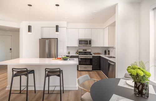 Enterprise Apartment | New 1 Bedroom Modern Serviced Apt Near Strip - Perfect for Business Travelers