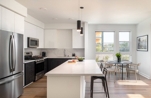 Enterprise Apartment | New 1 Bedroom Modern Serviced Apt Near Strip - Perfect for Business Travelers