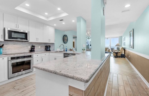 Navarre Beach Condo | NEW 12th fl Beachfront 3BR/3BA & Beach Service - w/Private King Lock Out Suite