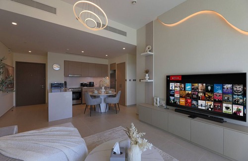 Downtown Dubai Apartment | New 1BR | Burj Khalifa Infinity Pool | Dubai Mall