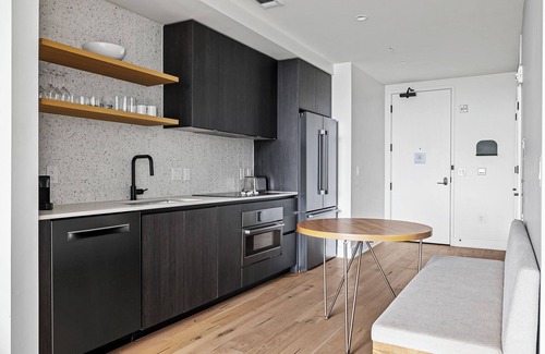 Rainey Street Historic District Condo | New 1BR Condo on Rainey St-Rooftop Pool