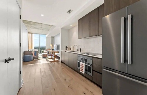 Rainey Street Historic District Condo | NEW! 1BR Scenic Retreat w/Rooftop pool |Rainey St