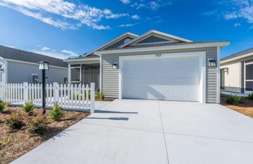 Okahumpka House | New 2-2 Patio Villa with Golf Cart