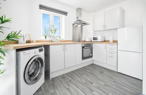 Cradley Heath Apartment | New 2 Bedroom Deluxe Apartment - Parking - Wifi & Netflix - Top Rated - 50C