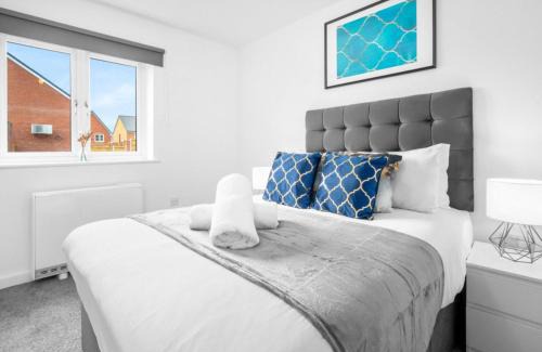Cradley Heath Apartment | New 2 Bedroom Deluxe Apartment - Parking - Wifi & Netflix - Top Rated - 50C