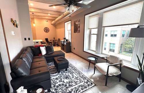 Muscatine Apartment | New 2-bedroom loft in center of Downtown Muscatine. Shopping, food, pubs nearby.