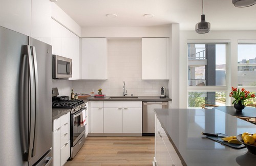 Enterprise Apartment | New 2 Bedroom Luxury Serviced Apartment Near Strip Ideal for Business Travelers