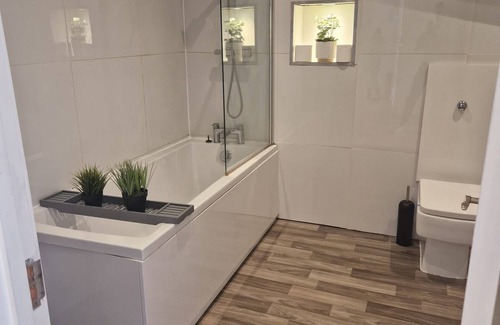 Grimsby Apartment | NEW! 2 bedroom, Sleeps 5 Central Grimsby