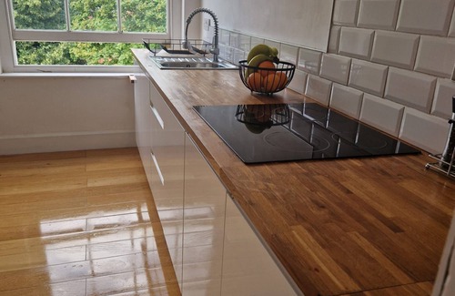 Grimsby Apartment | NEW! 2 bedroom, Sleeps 5 Central Grimsby