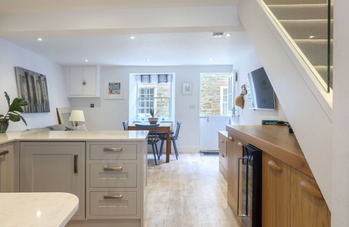 Salcombe House | NEW: 2 BR Fishermans cottage (Sleeps 4) in artisan quarter
