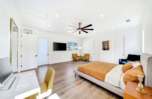 Woodland Hills House | New! 2 King-Suites w/backyard by Topanga Mall close to LA's Tourist's Sites