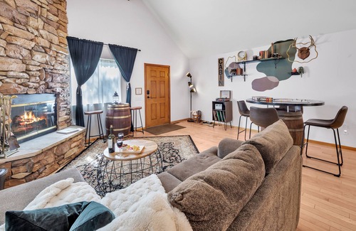 Sugarloaf Cabin | New! 2Bed/2Bath Big Bear Cabin next to forest