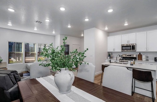 Ivins House | New 3-bedroom townhome with Pool in enchanting Ivins
