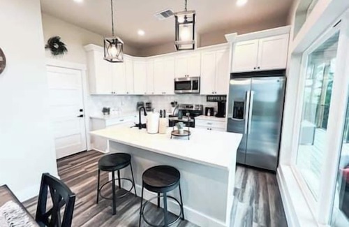 Gruene House | New 3 BR/3 BA Luxury Townhome Sleeps 6