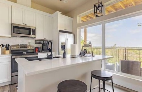 Gruene House | New 3 BR/3 BA Luxury Townhome Sleeps 6