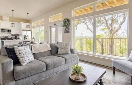 Gruene House | New 3 BR/3 BA Luxury Townhome Sleeps 6