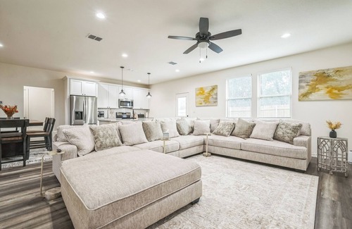 Granbury House | New 3BR by Hospital & Lake Granbury w/Starlink internet,local pool,4-80in TVs