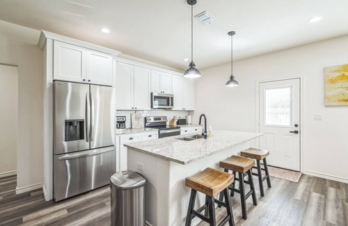 Granbury House | New 3BR by Hospital & Lake Granbury w/Starlink internet,local pool,4-80in TVs