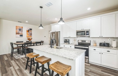 Granbury House | New 3BR by Hospital & Lake Granbury w/Starlink internet,local pool,4-80in TVs