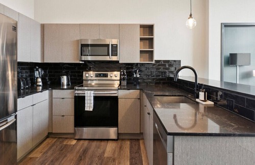 Fairmount Apartment | NEW 3BR w Free Parking, Gym, Game Room, Central location | The Urban Haven