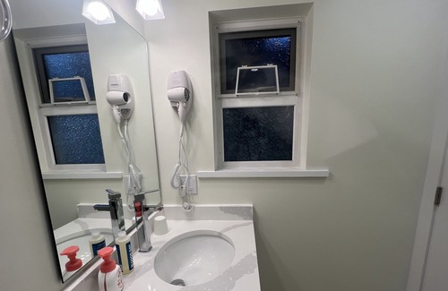 Richmond House | New 3rooms 4 beds House near Airport
