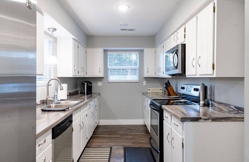 Higden House | New! 4 Bedroom + 2 Bathroom Lakeview Home!