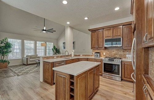 College Park House | New! 4BR/Easy Access to all Woodlands amenities