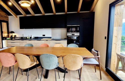 Montalbert Ski Chalet | New 5-bedroom chalet with sauna and parking, ski-in/ski-out