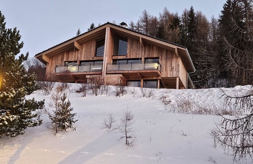 Montalbert Ski Chalet | New 5-bedroom chalet with sauna and parking, ski-in/ski-out