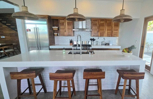 La Ventana House | New 5bdr-6bth, Pickleball, Pool, Jacuzzi, Sauna, Cold Plunge, 1/2 Mile to Beach