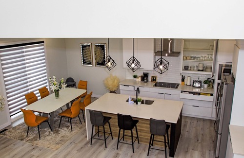 West Edmonton House | New 5BDRM Luxury Home | Fireplace | AC | Sleeps 13