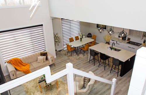 West Edmonton House | New 5BDRM Luxury Home | Fireplace | AC | Sleeps 13