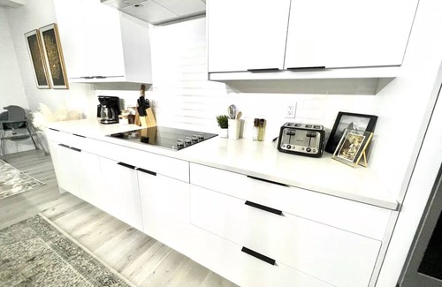 West Edmonton House | New 5BDRM Luxury Home | Fireplace | AC | Sleeps 13