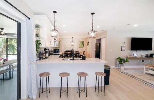 Crystal River House | New 6min to 3 Sister Springs, Spacious, Fun with Game Room