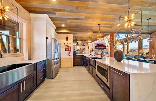 Gatlinburg - Pigeon Forge Cabin | NEW AMAZING! PrivatePickleball~HotTub~FirePit~IndoorPool~Theater-Game Rm-Sleep33