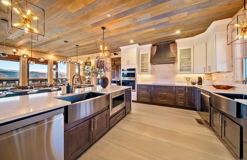 Gatlinburg - Pigeon Forge Cabin | NEW AMAZING! PrivatePickleball~HotTub~FirePit~IndoorPool~Theater-Game Rm-Sleep33
